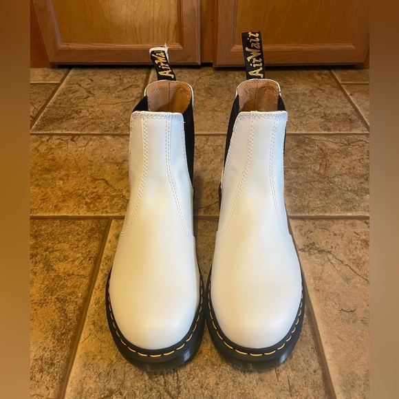 NWT Dr. Martens 2976 Yellow Stitch Smooth Leather Chelsea boots sz 8M/9L - Picture 2 of 8